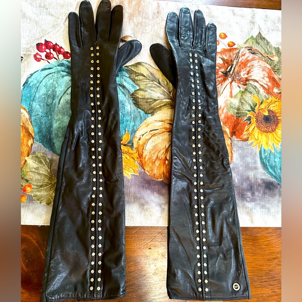 Micheal Kors Medium Sized Driving Gloves.